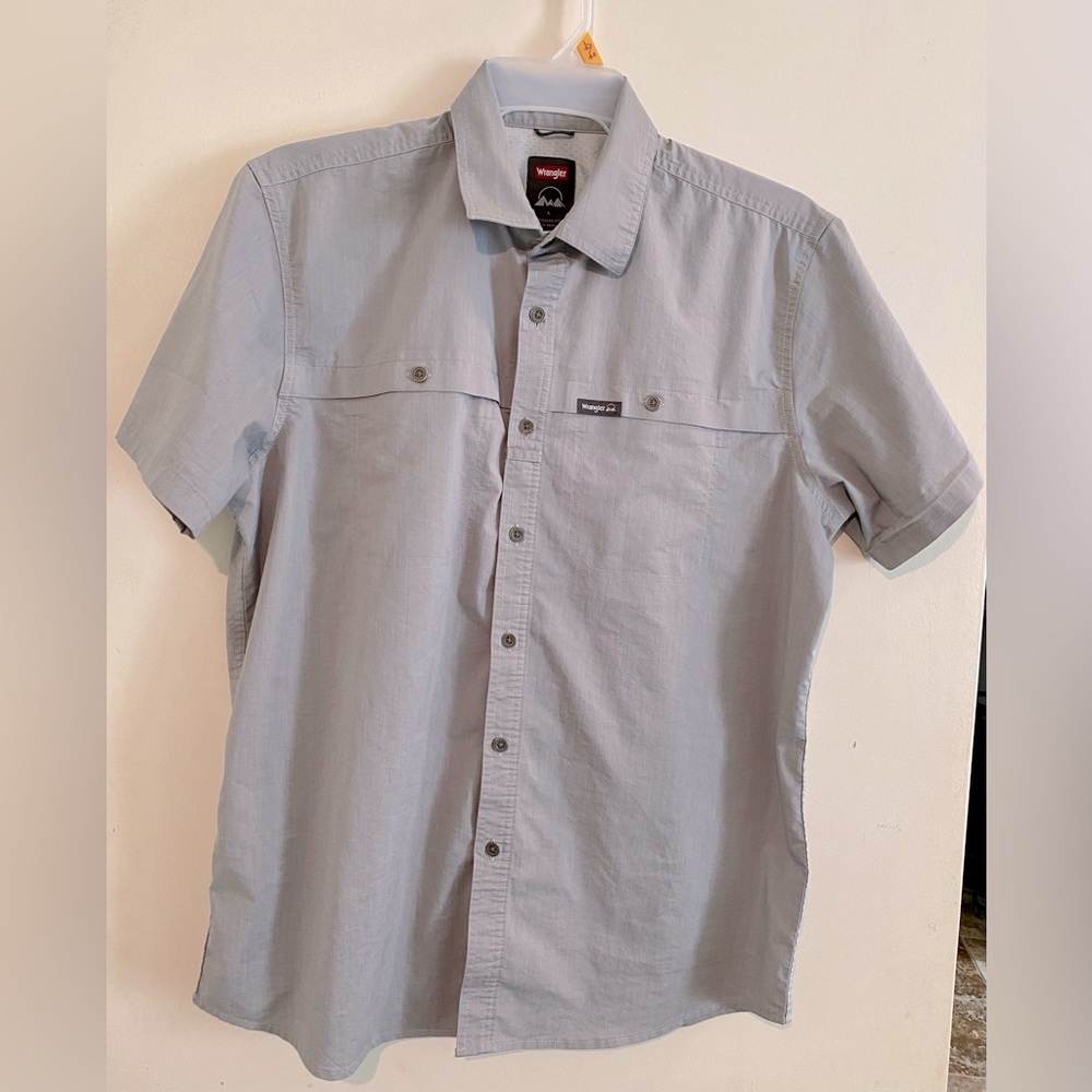 Men’s Wrangler button down shirt.